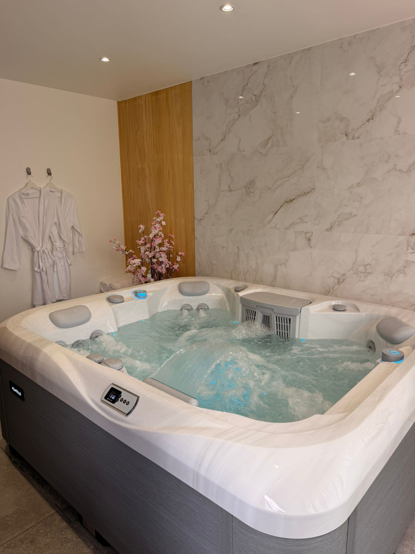 Spa privatif avec jets actifs, peignoirs et cerisier en fleurs