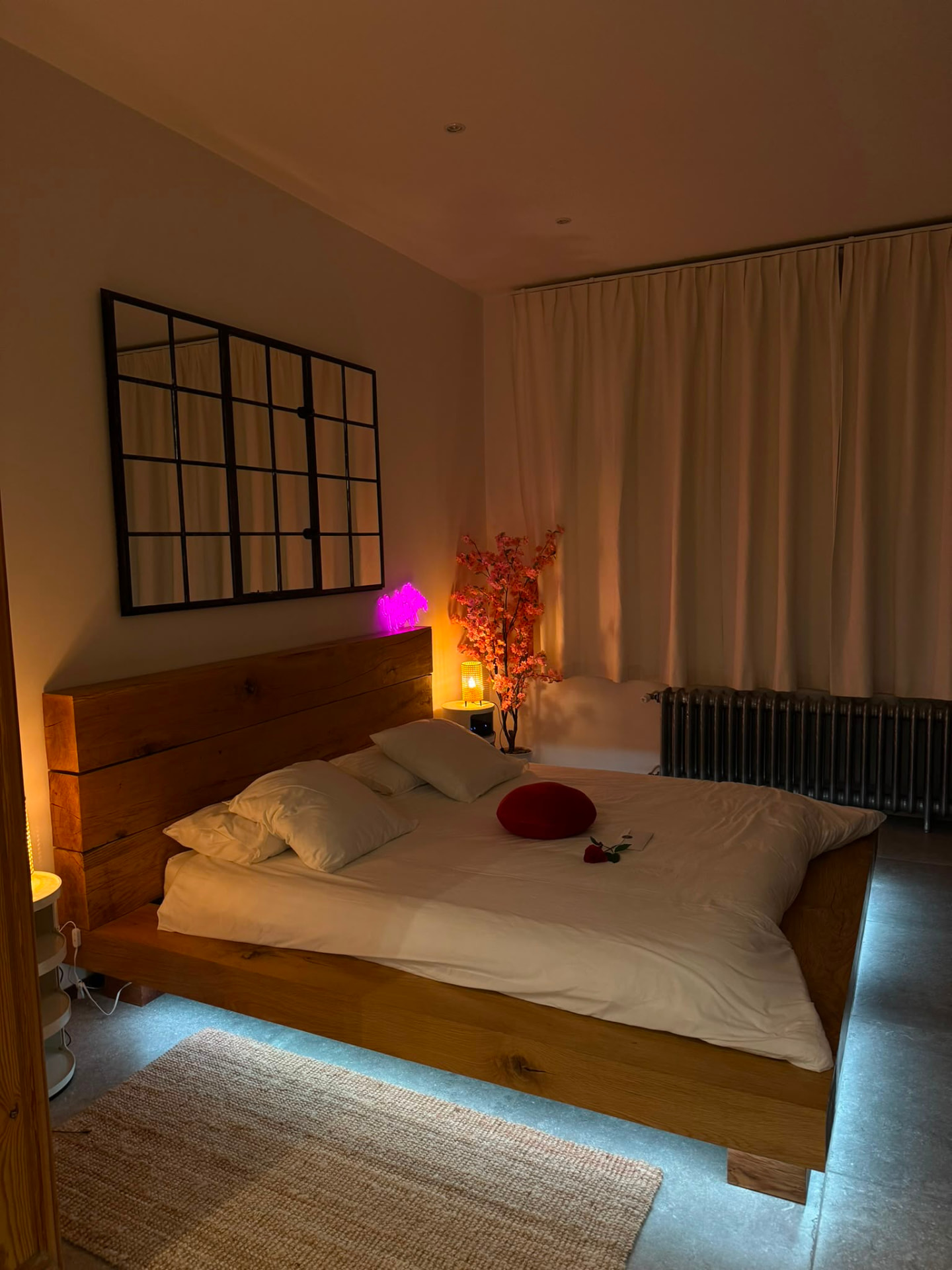Chambre de L'Exotic Chimay avec ambiance lumineuse chaleureuse